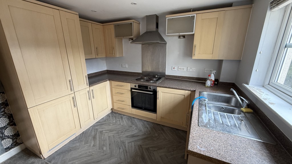 Lot: 204 - VACANT GROUND FLOOR FLAT WITH PARKING - Internal image of kitchen close up